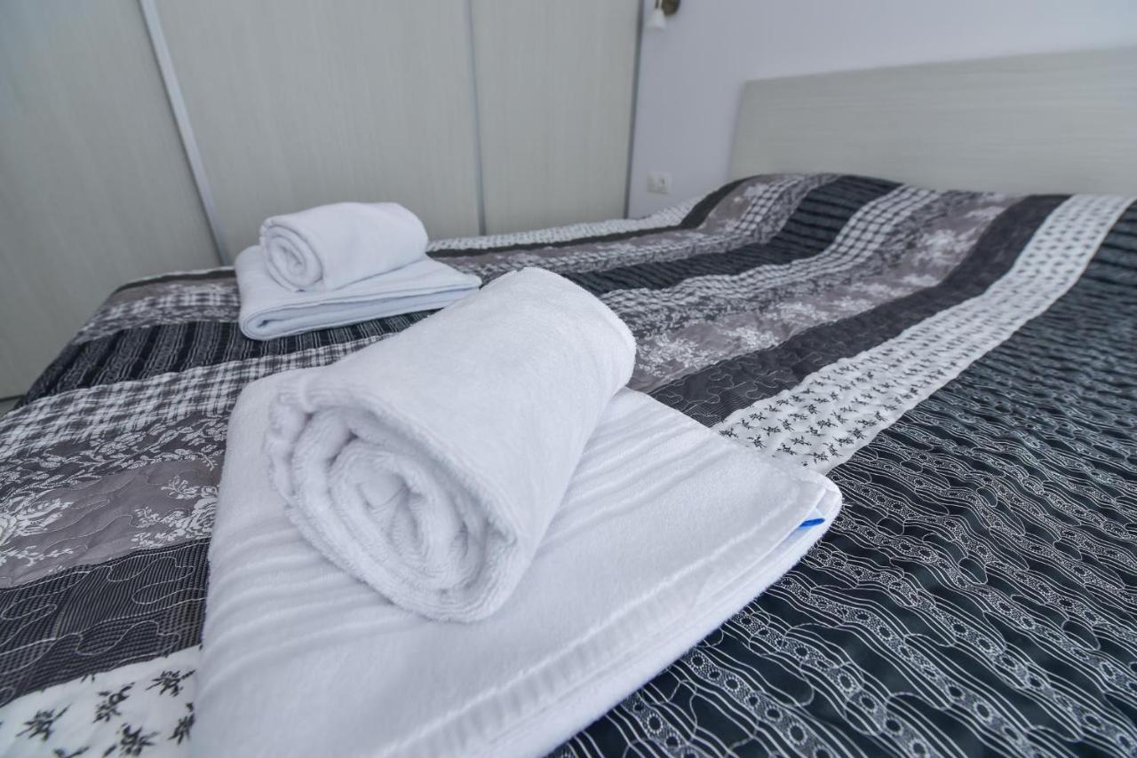 Stylish Stay - Executive - Private Parking And Central Location Орадя Экстерьер фото